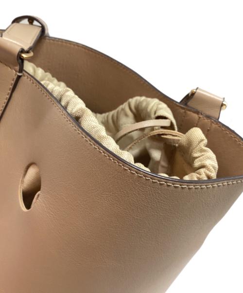 J&M DAVIDSON（ジェイ＆エム デヴィッドソン）J&M DAVIDSON (ジェイ＆エム デヴィッドソン) JOY バケツ型ハンドバッグ ベージュの古着・服飾アイテム