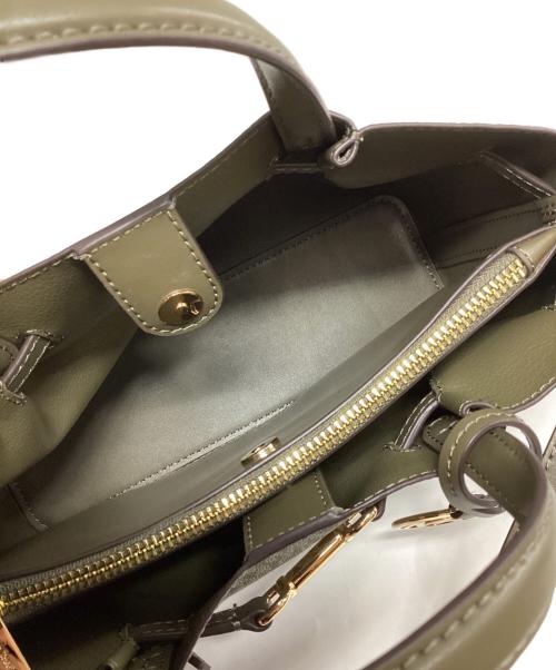 MICHAEL KORS（マイケル・コース）MICHAEL KORS (マイケル・コース) CARSON エンボスロゴ センタージップ サッチェル スモール ベージュの古着・服飾アイテム