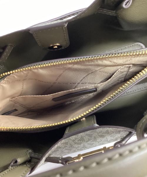 MICHAEL KORS（マイケル・コース）MICHAEL KORS (マイケル・コース) CARSON エンボスロゴ センタージップ サッチェル スモール ベージュの古着・服飾アイテム