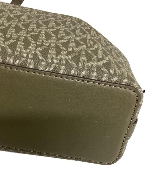 MICHAEL KORS（マイケル・コース）MICHAEL KORS (マイケル・コース) CARSON エンボスロゴ センタージップ サッチェル スモール ベージュの古着・服飾アイテム