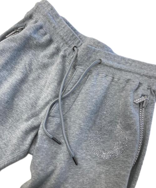 1PIU1UGUALE3 RELAX（ウノピゥウノウグァーレトレ リラックス）1PIU1UGUALE3 RELAX (ウノピゥウノウグァーレトレ リラックス) スタッズ付きスウェットパンツ グレー サイズ:Mの古着・服飾アイテム