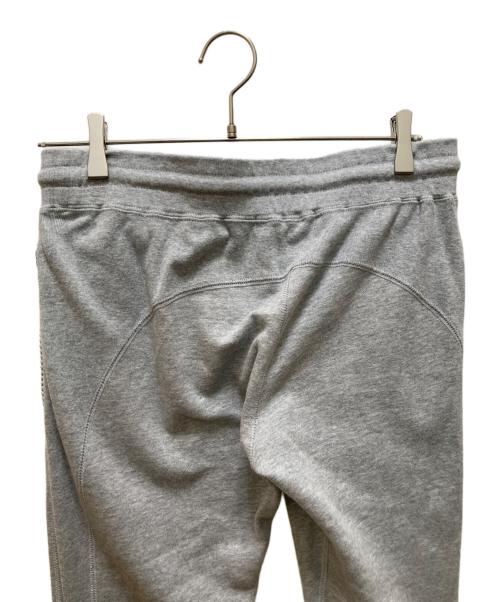 1PIU1UGUALE3 RELAX（ウノピゥウノウグァーレトレ リラックス）1PIU1UGUALE3 RELAX (ウノピゥウノウグァーレトレ リラックス) スタッズ付きスウェットパンツ グレー サイズ:Mの古着・服飾アイテム