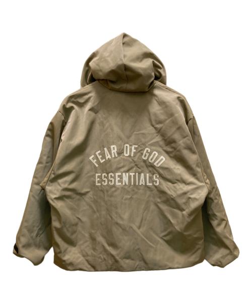 FOG ESSENTIALS（フィアオブゴッド エッセンシャル）FOG ESSENTIALS (フィアオブゴッド エッセンシャル) バックロゴ刺繍フーデッドコーチジャケット ベージュ サイズ:Mの古着・服飾アイテム