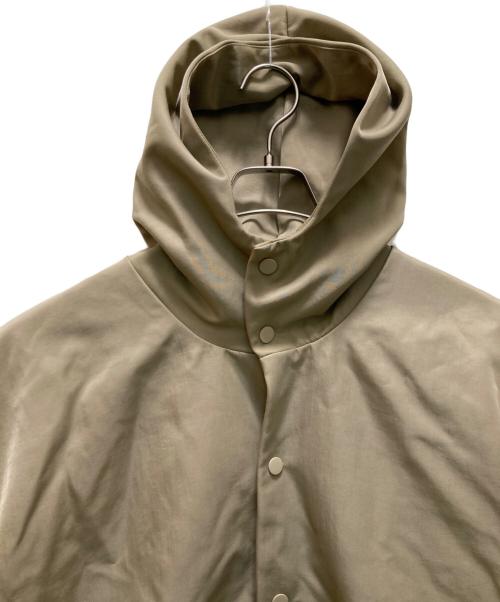 FOG ESSENTIALS（フィアオブゴッド エッセンシャル）FOG ESSENTIALS (フィアオブゴッド エッセンシャル) バックロゴ刺繍フーデッドコーチジャケット ベージュ サイズ:Mの古着・服飾アイテム