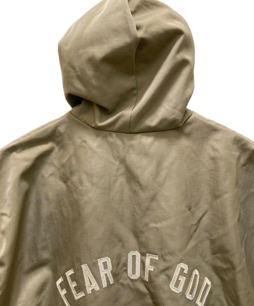 FOG ESSENTIALS（フィアオブゴッド エッセンシャル）FOG ESSENTIALS (フィアオブゴッド エッセンシャル) バックロゴ刺繍フーデッドコーチジャケット ベージュ サイズ:Mの古着・服飾アイテム