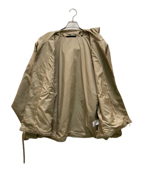 FOG ESSENTIALS（フィアオブゴッド エッセンシャル）FOG ESSENTIALS (フィアオブゴッド エッセンシャル) バックロゴ刺繍フーデッドコーチジャケット ベージュ サイズ:Mの古着・服飾アイテム