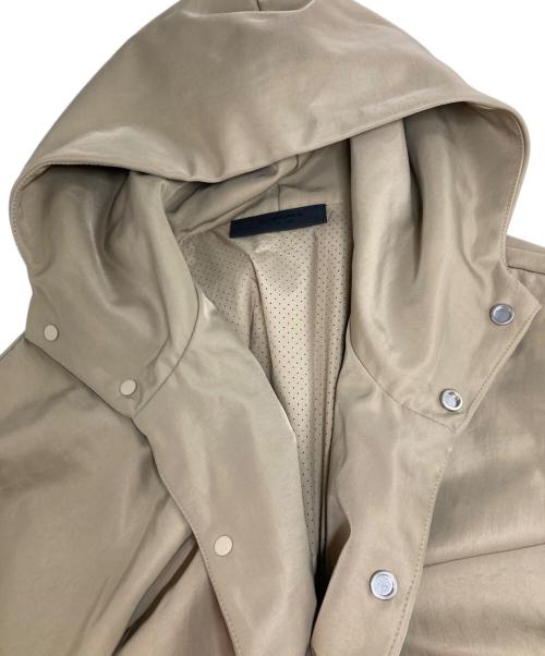 FOG ESSENTIALS（フィアオブゴッド エッセンシャル）FOG ESSENTIALS (フィアオブゴッド エッセンシャル) バックロゴ刺繍フーデッドコーチジャケット ベージュ サイズ:Mの古着・服飾アイテム