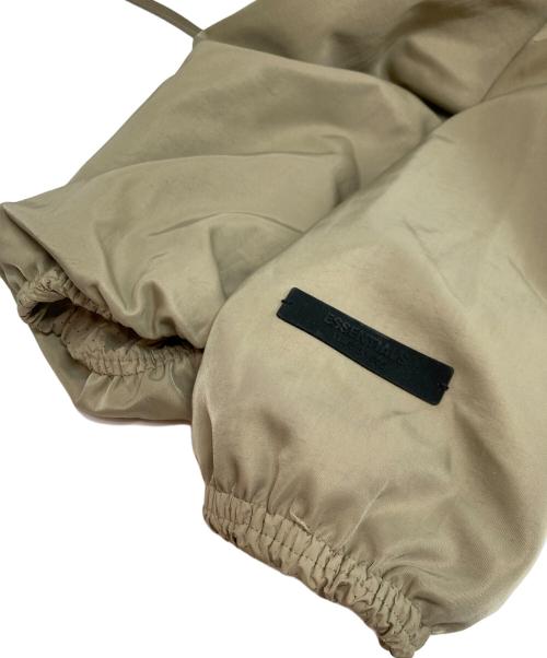 FOG ESSENTIALS（フィアオブゴッド エッセンシャル）FOG ESSENTIALS (フィアオブゴッド エッセンシャル) バックロゴ刺繍フーデッドコーチジャケット ベージュ サイズ:Mの古着・服飾アイテム