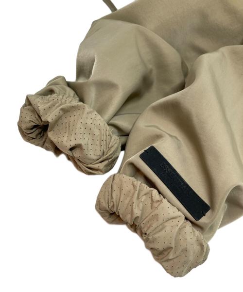 FOG ESSENTIALS（フィアオブゴッド エッセンシャル）FOG ESSENTIALS (フィアオブゴッド エッセンシャル) バックロゴ刺繍フーデッドコーチジャケット ベージュ サイズ:Mの古着・服飾アイテム