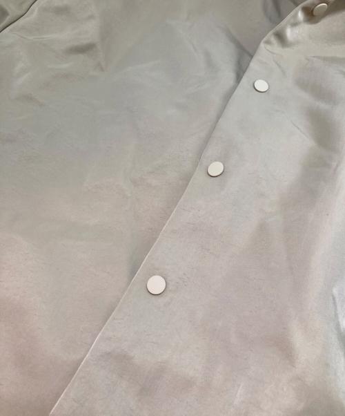 FOG ESSENTIALS（フィアオブゴッド エッセンシャル）FOG ESSENTIALS (フィアオブゴッド エッセンシャル) バックロゴ刺繍フーデッドコーチジャケット ベージュ サイズ:Mの古着・服飾アイテム