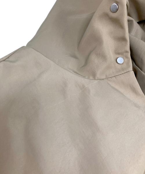 FOG ESSENTIALS（フィアオブゴッド エッセンシャル）FOG ESSENTIALS (フィアオブゴッド エッセンシャル) バックロゴ刺繍フーデッドコーチジャケット ベージュ サイズ:Mの古着・服飾アイテム