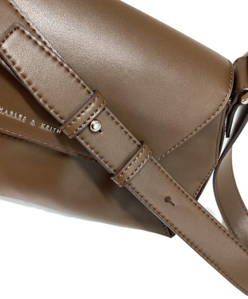 CHARLES & KEITH（チャールズアンドキース）CHARLES & KEITH (チャールズアンドキース) Nasrin ナスリン ジオメトリックショルダーバッグ ブラウンの古着・服飾アイテム