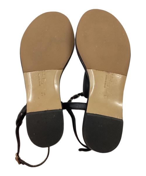 Salvatore Ferragamo（サルヴァトーレ フェラガモ）Salvatore Ferragamo (サルヴァトーレ フェラガモ) ヴァラ装飾Tストラップサンダル ブラック サイズ:SIZE 6 1/2の古着・服飾アイテム