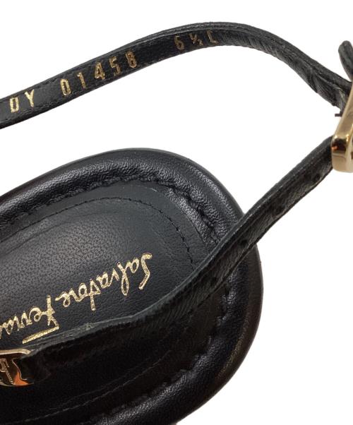 Salvatore Ferragamo（サルヴァトーレ フェラガモ）Salvatore Ferragamo (サルヴァトーレ フェラガモ) ヴァラ装飾Tストラップサンダル ブラック サイズ:SIZE 6 1/2の古着・服飾アイテム