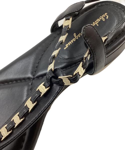 Salvatore Ferragamo（サルヴァトーレ フェラガモ）Salvatore Ferragamo (サルヴァトーレ フェラガモ) ヴァラ装飾Tストラップサンダル ブラック サイズ:SIZE 6 1/2の古着・服飾アイテム