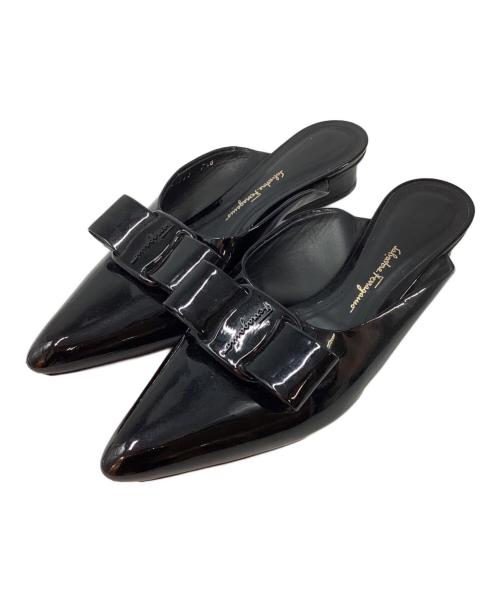 Salvatore Ferragamo（サルヴァトーレ フェラガモ）Salvatore Ferragamo (サルヴァトーレ フェラガモ) ヴァラリボンポインテッドミュール ブラック サイズ:7 1/2の古着・服飾アイテム