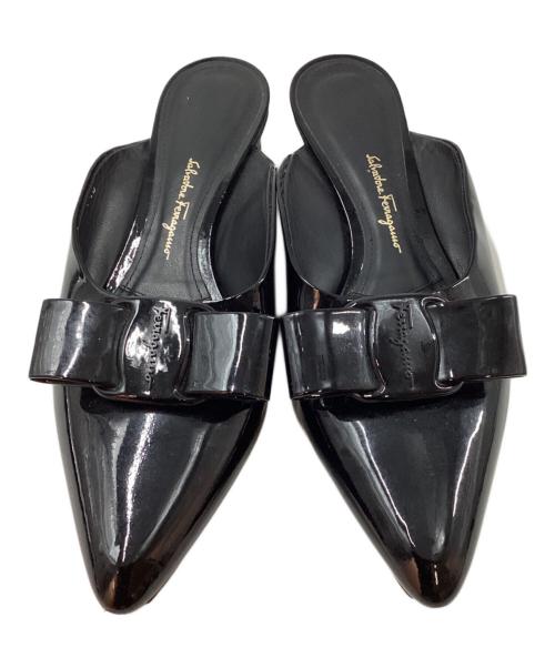 Salvatore Ferragamo（サルヴァトーレ フェラガモ）Salvatore Ferragamo (サルヴァトーレ フェラガモ) ヴァラリボンポインテッドミュール ブラック サイズ:7 1/2の古着・服飾アイテム