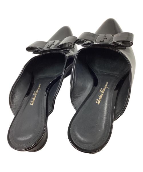 Salvatore Ferragamo（サルヴァトーレ フェラガモ）Salvatore Ferragamo (サルヴァトーレ フェラガモ) ヴァラリボンポインテッドミュール ブラック サイズ:7 1/2の古着・服飾アイテム