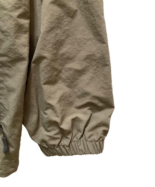 GRIP SWANY（グリップスワニー）GRIP SWANY (グリップスワニー) ロゴプリントコーチジャケット カーキ サイズ:Lの古着・服飾アイテム