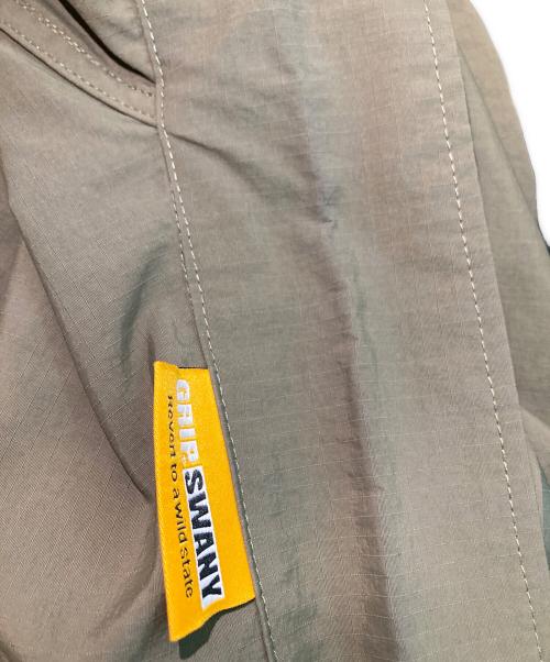 GRIP SWANY（グリップスワニー）GRIP SWANY (グリップスワニー) ロゴプリントコーチジャケット カーキ サイズ:Lの古着・服飾アイテム