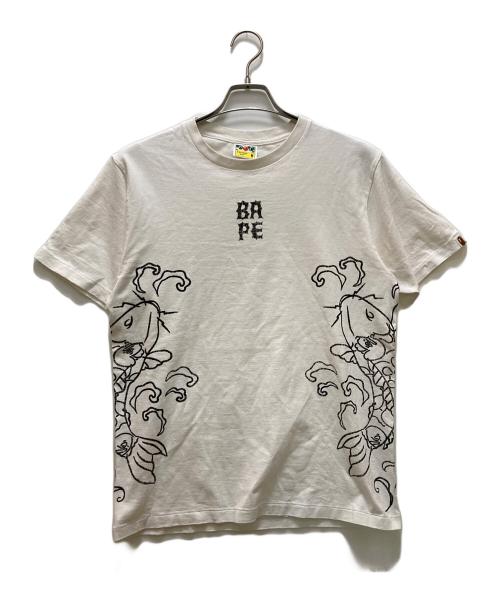 A BATHING APE（ア ベイシング エイプ）A BATHING APE (ア ベイシング エイプ) SOUVENIR KOI FISH TEE ホワイト サイズ:Mの古着・服飾アイテム