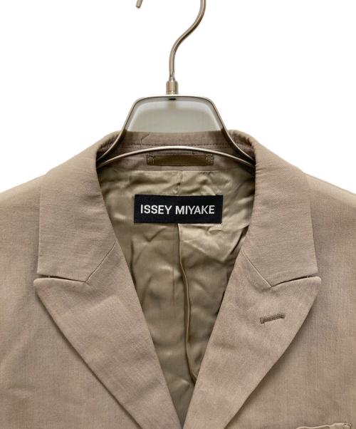 ISSEY MIYAKE（イッセイミヤケ）ISSEY MIYAKE (イッセイミヤケ) 3Bテーラードジャケット ベージュ サイズ:2の古着・服飾アイテム