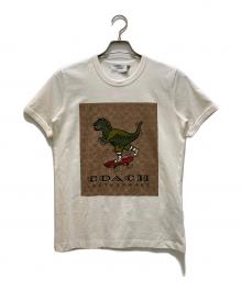 COACH（コーチ）の古着「レキシ―プリントTシャツ」｜ホワイト