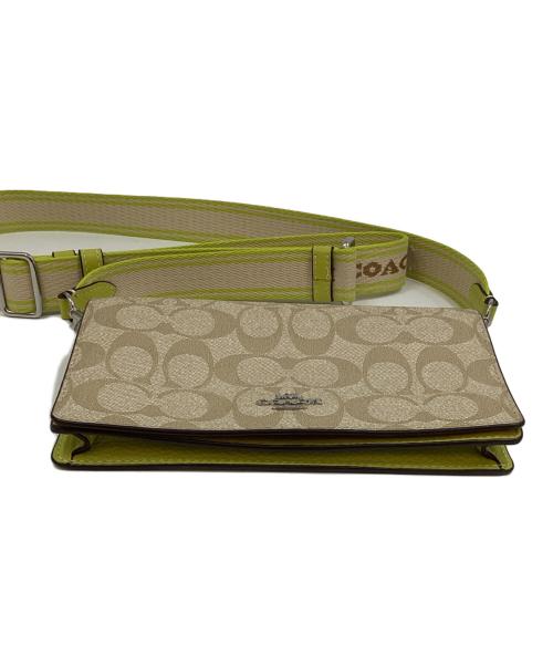 COACH（コーチ）COACH (コーチ) アンナフォルドオーバークロスボディクラッチ 黄緑×ベージュの古着・服飾アイテム