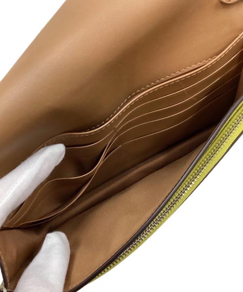 COACH（コーチ）COACH (コーチ) アンナフォルドオーバークロスボディクラッチ 黄緑×ベージュの古着・服飾アイテム