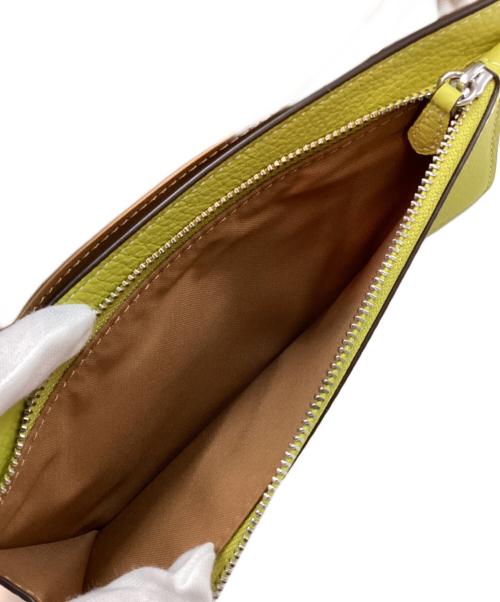 COACH（コーチ）COACH (コーチ) アンナフォルドオーバークロスボディクラッチ 黄緑×ベージュの古着・服飾アイテム