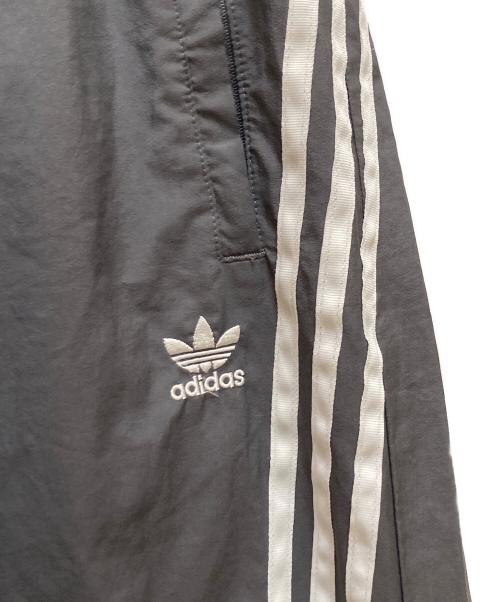 adidas Originals（アディダスオリジナル）adidas Originals (アディダスオリジナル) ADILENIUMオーバーサイズトラックパンツ グレー サイズ:Lの古着・服飾アイテム