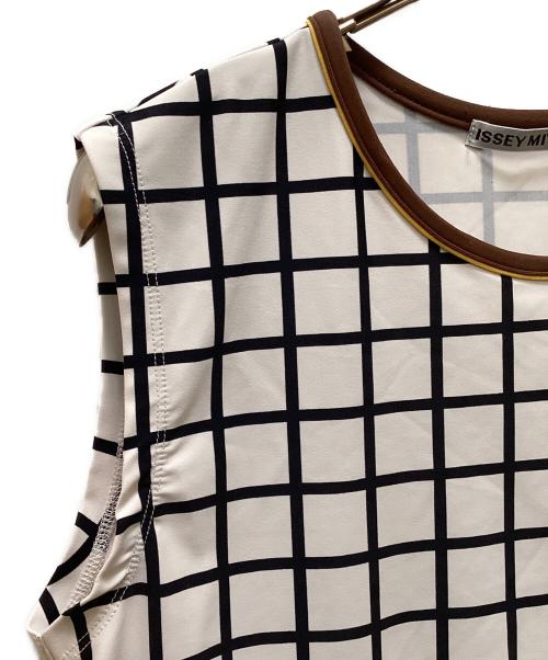ISSEY MIYAKE（イッセイミヤケ）ISSEY MIYAKE (イッセイミヤケ) ウインドウチェック切替ノースリーブ ブラック×ホワイト サイズ:2の古着・服飾アイテム
