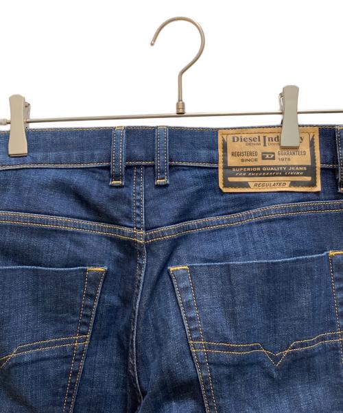 DIESEL（ディーゼル）DIESEL (ディーゼル) テーパードデニムパンツ インディゴ サイズ:W28L30の古着・服飾アイテム
