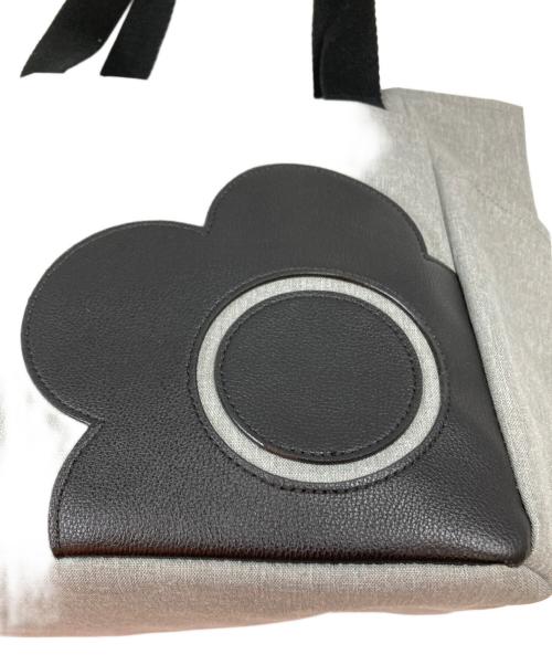 MARY QUANT（マリークヮント）MARY QUANT (マリークヮント) デイジーシンプルポケット2トート グレーの古着・服飾アイテム