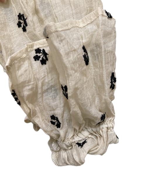 fredy emue（フレディエミュ）fredy emue (フレディエミュ) シアー楊柳刺繍ケープブラウス ベージュ×ブラック サイズ:38 未使用品の古着・服飾アイテム