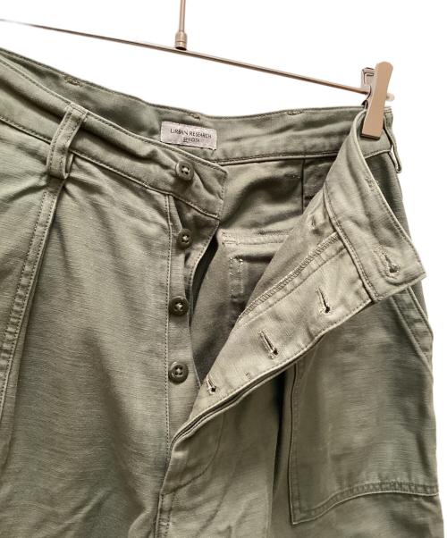URBAN RESEARCH（アーバンリサーチ）URBAN RESEARCH (アーバンリサーチ) SHIOTA (シオタ) バックサテンユーティリティー トラウザー パンツ グリーン サイズ:Mの古着・服飾アイテム