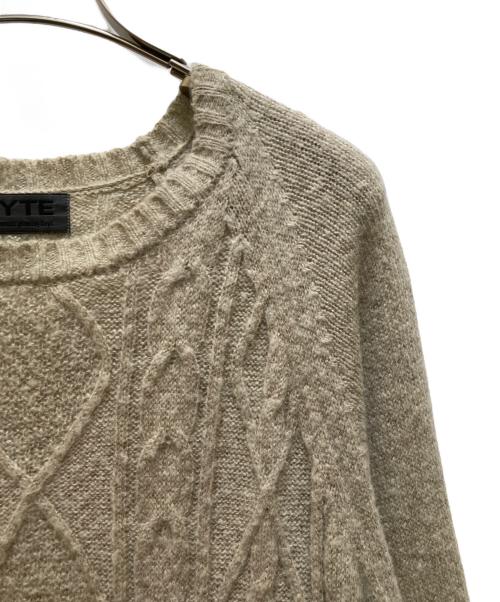 s'yte（サイト）s'yte (サイト) 段違いロングケーブルニット ベージュ サイズ:３の古着・服飾アイテム