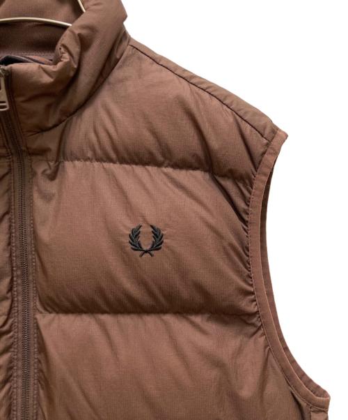 FRED PERRY（フレッドペリー）FRED PERRY (フレッドペリー) 中綿ベスト ブラウン サイズ:ＦＲＥＥの古着・服飾アイテム