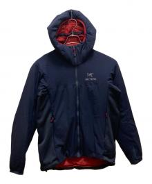 ARC'TERYX（アークテリクス）の古着「アトムLT フーディー」｜ネイビー×レッド