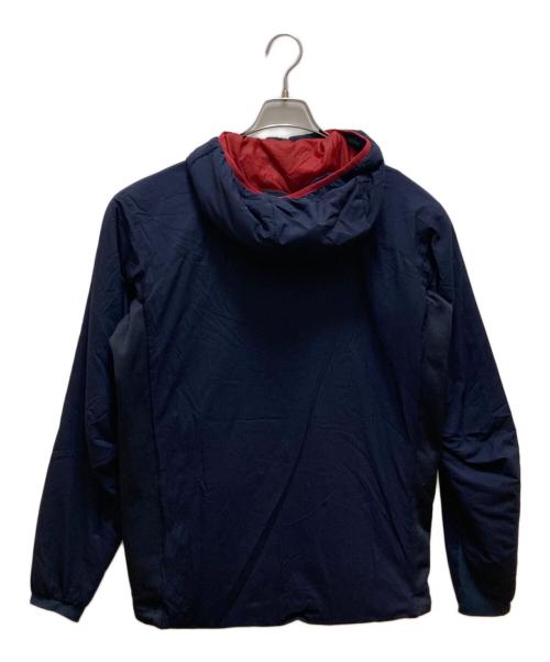 ARC'TERYX（アークテリクス）ARC'TERYX (アークテリクス) アトムLT フーディー ネイビー×レッド サイズ:Sの古着・服飾アイテム