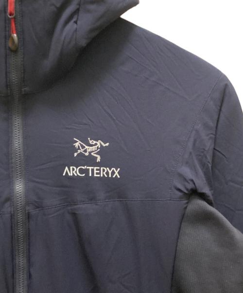 ARC'TERYX（アークテリクス）ARC'TERYX (アークテリクス) アトムLT フーディー ネイビー×レッド サイズ:Sの古着・服飾アイテム