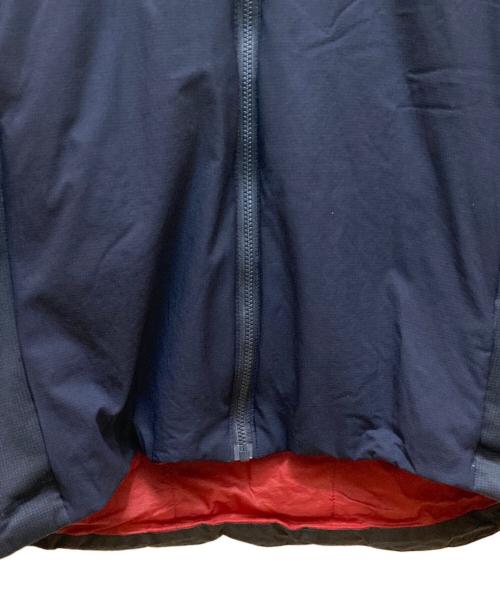 ARC'TERYX（アークテリクス）ARC'TERYX (アークテリクス) アトムLT フーディー ネイビー×レッド サイズ:Sの古着・服飾アイテム
