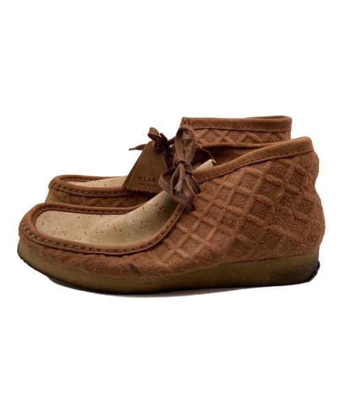 CLARKS（クラークス）CLARKS (クラークス) SWEET CHICK (スウィートチック) コラボワラビーブーツ ブラウン サイズ: 9 1/2の古着・服飾アイテム