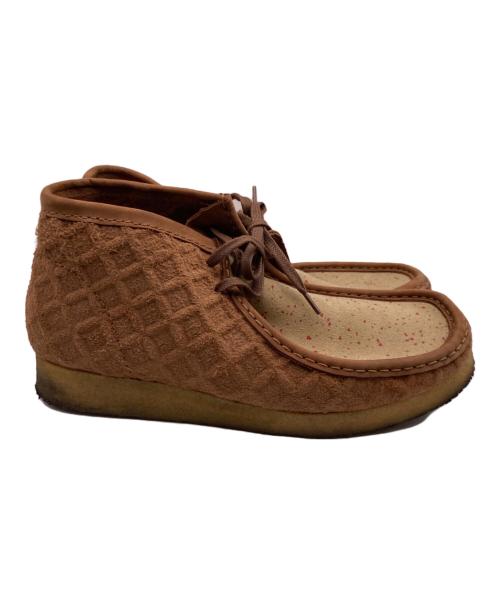 CLARKS（クラークス）CLARKS (クラークス) SWEET CHICK (スウィートチック) コラボワラビーブーツ ブラウン サイズ: 9 1/2の古着・服飾アイテム
