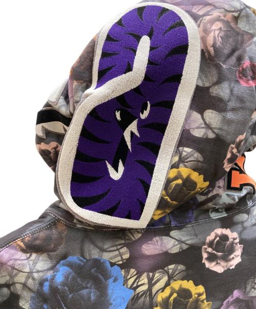 A BATHING APE（アベイシングエイプ）A BATHING APE (アベイシングエイプ) フローラル迷彩サメのリラックスフィットフルジップパーカー ブラック サイズ:2XLの古着・服飾アイテム