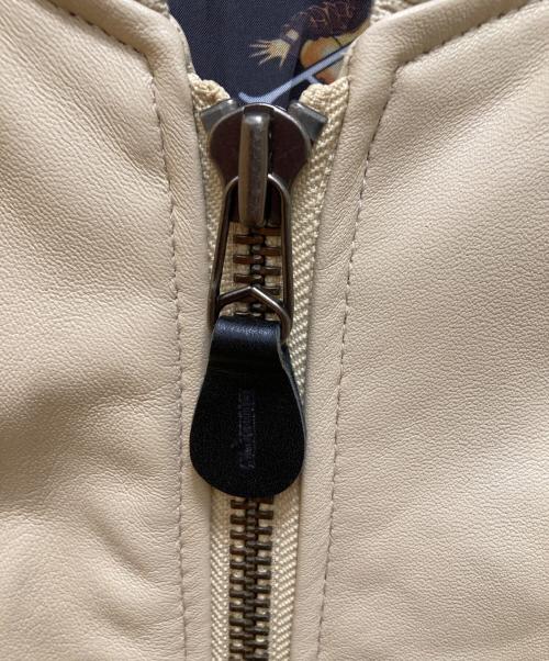 AVIREX（アヴィレックス）AVIREX (アヴィレックス) レザー タイプ MA-1 ライニング ピンナップ ベージュ サイズ:Mの古着・服飾アイテム