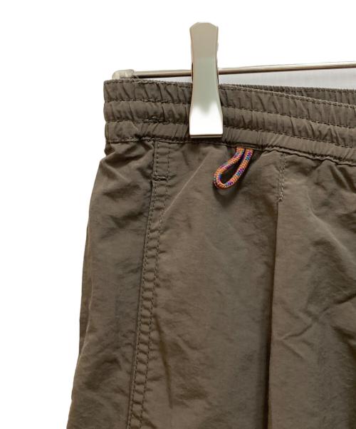 BURLAP OUTFITTER（バーラップアウトフィッター）BURLAP OUTFITTER (バーラップアウトフィッター) 2タックナイロンイージーパンツ カーキ サイズ:Mの古着・服飾アイテム