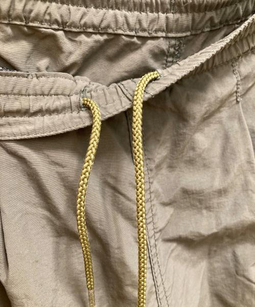 BURLAP OUTFITTER（バーラップアウトフィッター）BURLAP OUTFITTER (バーラップアウトフィッター) 2タックナイロンイージーパンツ カーキ サイズ:Mの古着・服飾アイテム