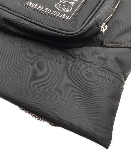 maison kitsune（メゾンキツネ）MAISON KITSUNE (メゾンキツネ) NYLON HELMET BAG ブラックの古着・服飾アイテム
