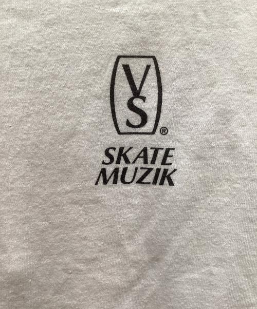 skate muzik（スケート・ミュージック）skate muzik (スケート・ミュージック) Very Special SMVS Tee ホワイト サイズ:L 未使用品の古着・服飾アイテム